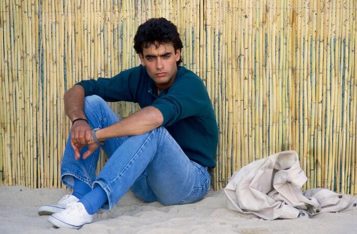 Сын Алена Делона Энтони сидел на песке