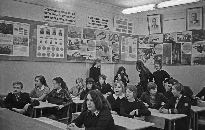   -    -     453   .    ,  1976