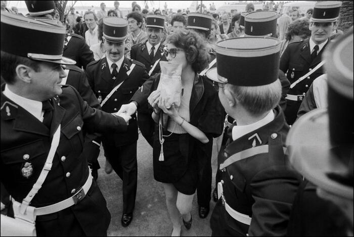 Изабель Аджани продала право на фотосъемку одному из изданий и запретила другим фотографам себя фотографировать