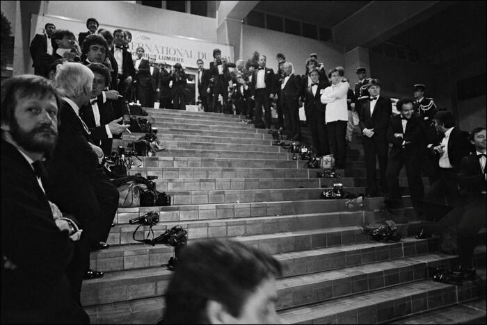 Вечером, во время ее прохода, фотографы демонстративно положили фотокамеры на землю и отвернулись