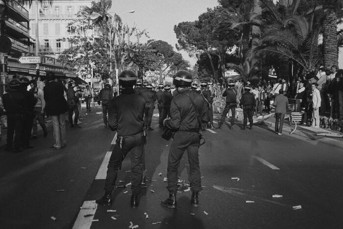 Полицейские привычно готовились к ее разгону