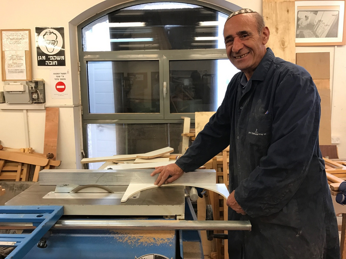 Иссахар делает новую деталь деревянной кроватки в Яд Сара. Фото Эбигейл Кляйн Лейхман