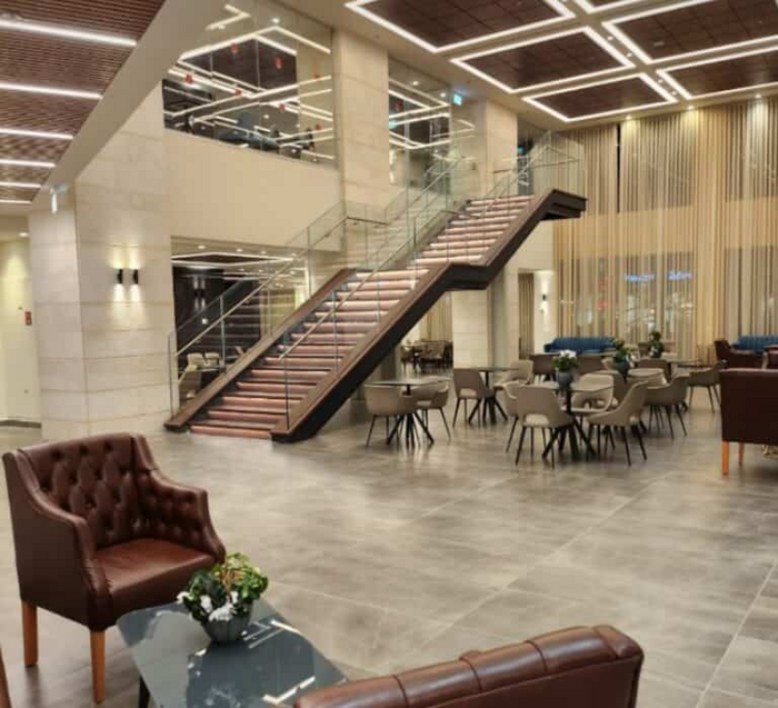 Лобби отеля Ермиягу 33. Фото предоставлено Яд Сара