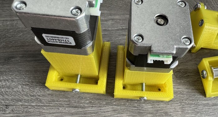 вид на регулировочные винты, диапазон регулировки около 10мм