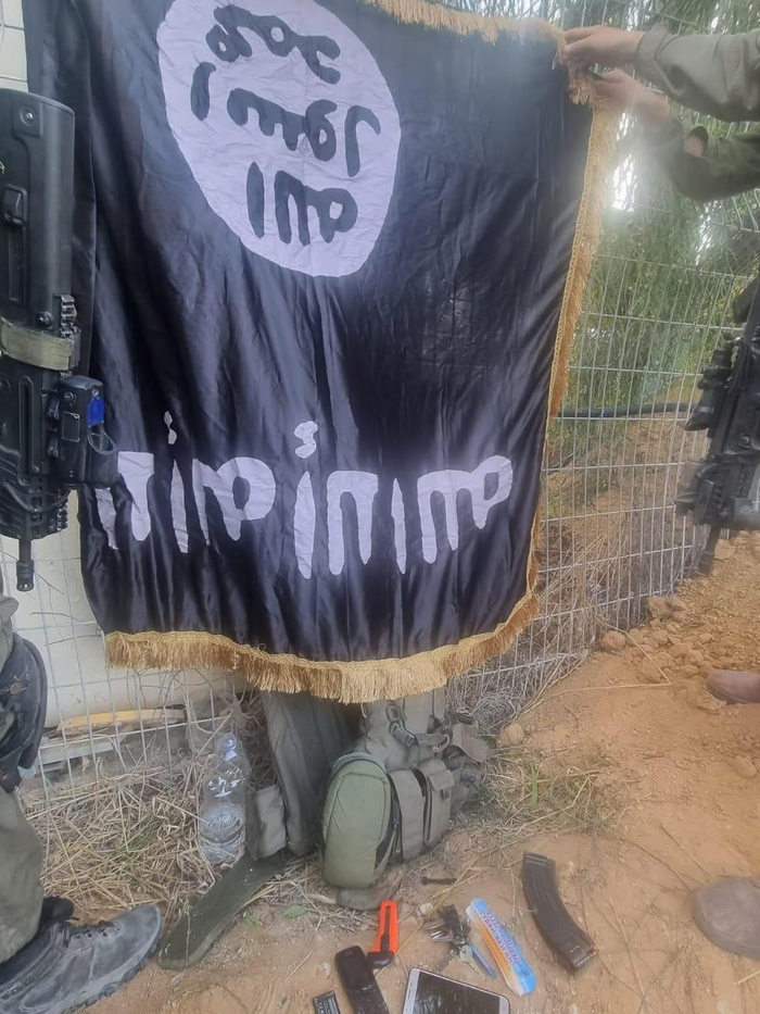 Флаг Исламского государства найденый у ХАМАСа