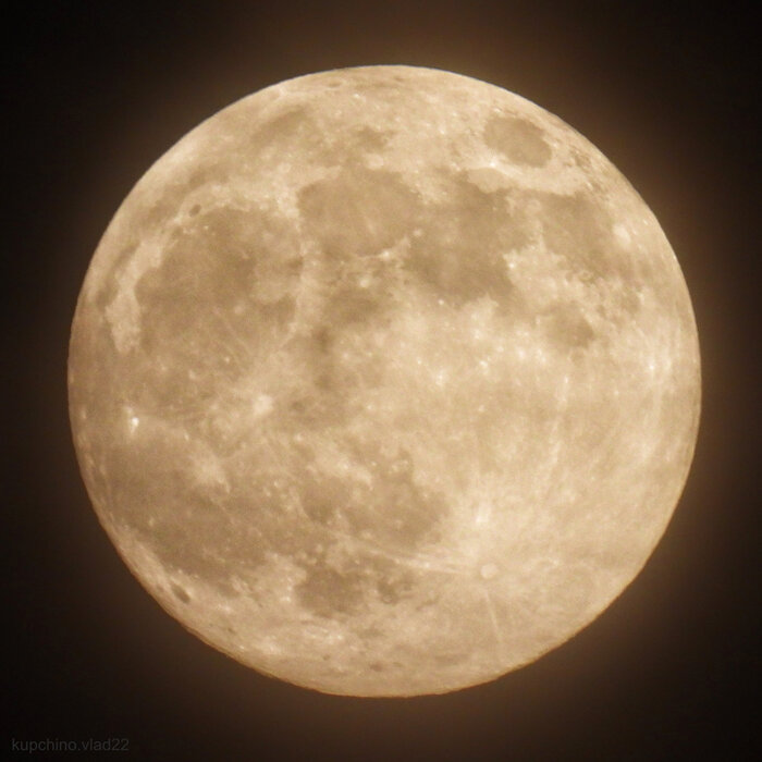 Давно я просто не фотографировал Луну на старый добрый nikon coolpix р950, сегодня не смог сдержаться. Завтра может поеду, что и придумаю