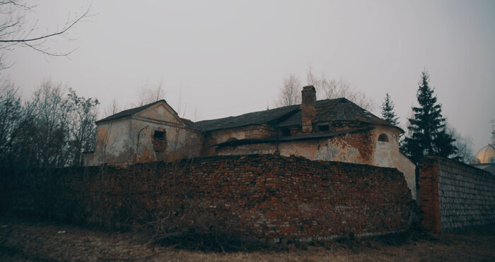 Остатки самого старого здания в Бобруйске. Сначала костёл построили в середине восемнадцатого века. В начале девятнадцатого это уже военный склад. А при советах здесь была гауптвахта.