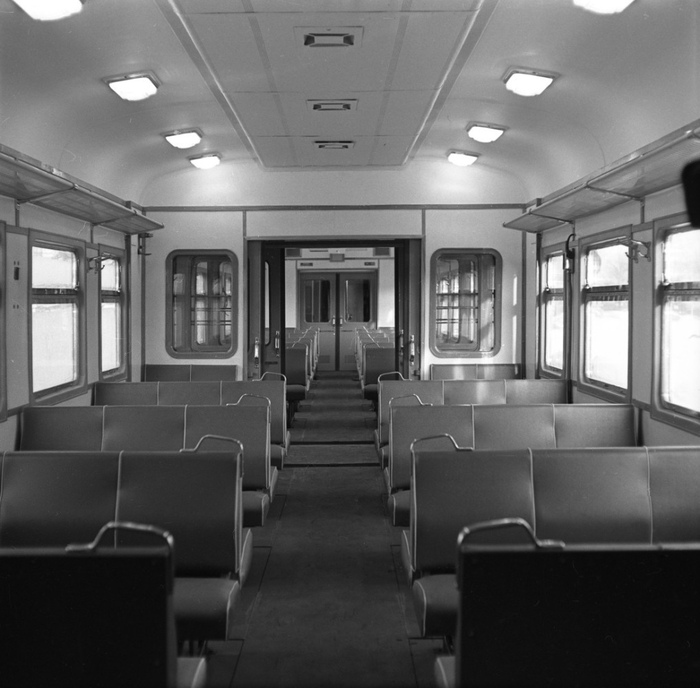 Салон ЭР-22 с тамбуром посередине вагона. Фото: ВКонтакте.