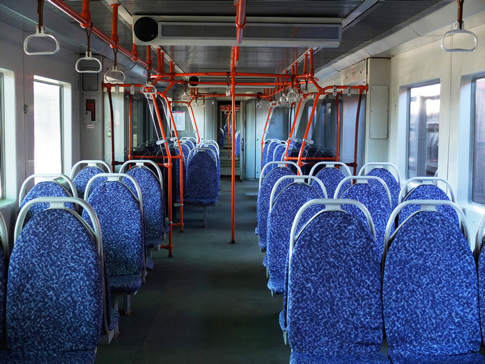 Отсутствие тамбуров в ЭМ-4 заметно облегчило жизнь людям с инвалидностью, с колясками и велосипедистам. Фото: <!--noindex--><a href="https://pikabu.ru/story/proobrazyi_mtsd_11260298?u=http%3A%2F%2Fwww.railgallery.ru&t=www.railgallery.ru&h=311bc1a42d250bef42030bf1501a17393af0086f" title="http://www.railgallery.ru" target="_blank" rel="nofollow noopener">www.railgallery.ru</a><!--/noindex-->