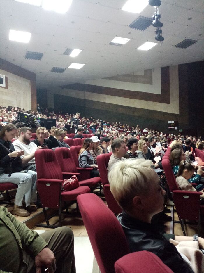 Зал уже полный