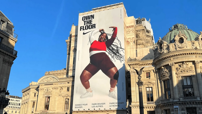 Одним из амбассадоров рекламной кампании Own the Floor стала танцовщица Трина Николь, которая называет себя body confidence advocate — «защитницей уверенности в себе»