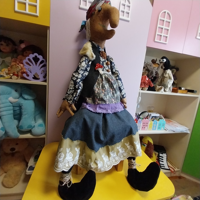 Да юбка из чистой шерсти, да бархатные валенки! Ну и вот наша красавица :)