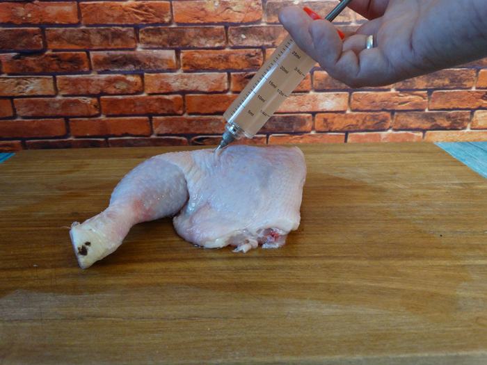 Так рассол выглядит в шприце.