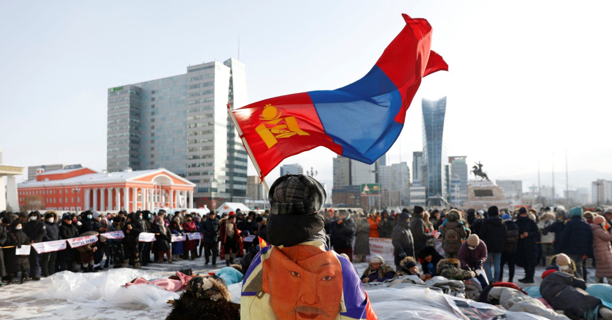 Монголия власть. Протесты в Монголии. Символ Улан Батора Монголия. Женщины Монголии.