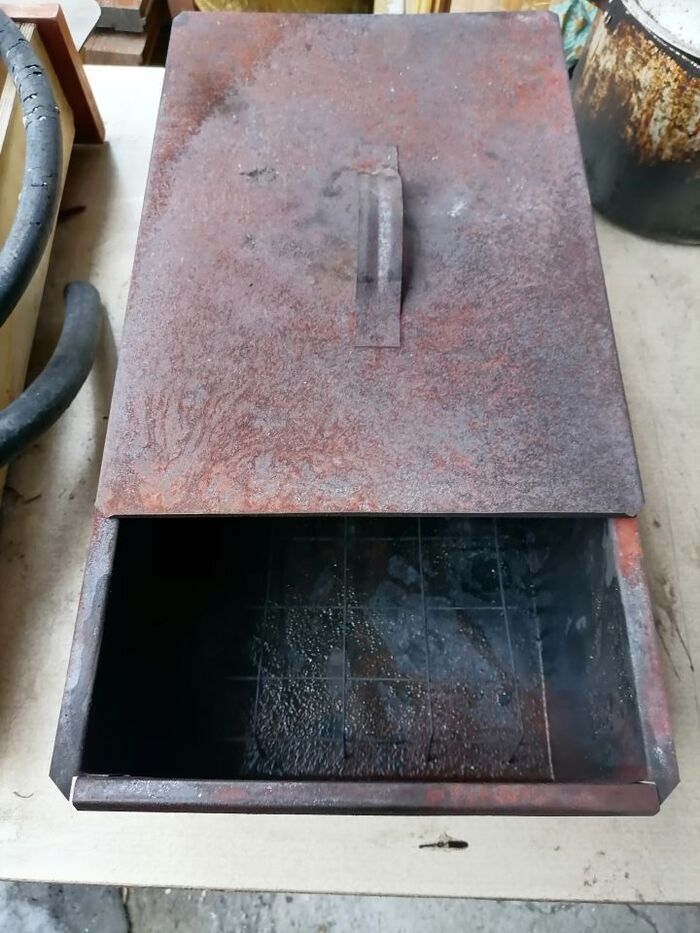 Коптильня. В основном, для запекания картошки.