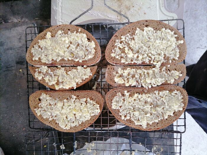 Хлеб с чесноком на решетке. Чеснок с одной стороны.