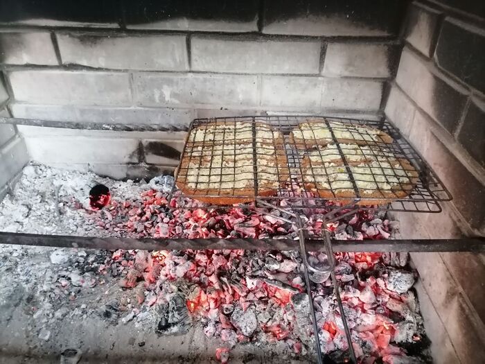 Жарится хлеб с чесноком. Можно переворачивать, тогда чесночок запечется и подрумянится.