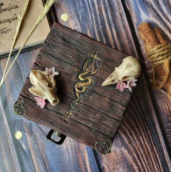 С виду совершенно обычная, чуточку мистическая) Замок плотно закрывается.