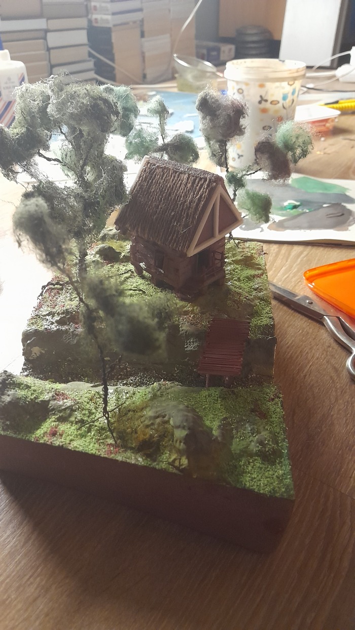 Имитация грунта и траву - это крашенные опилки. И так же мелко порезанный и крашенный джут. Нарезаем джут на несколько кусков, складываем их вместе, и начинаем чикат ножницами на траву нужной длинны. Все приклеевается на пва, излишки стряхиваем.