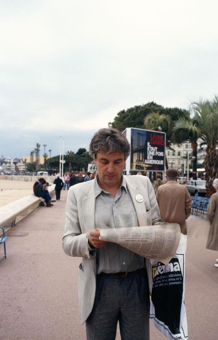 Анджей Жулавский читал газету и думал о юной актрисе