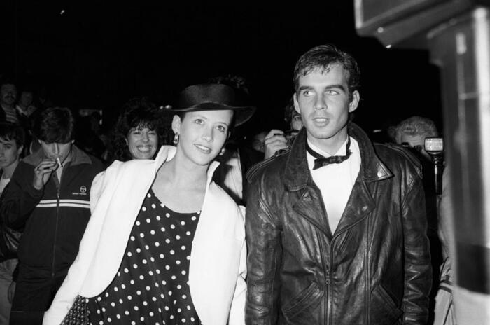 Пьер Коссо пробирался сквозь фотографов со своей девушкой Софи Марсо. Другой курильщик смотрел и на ее попу.