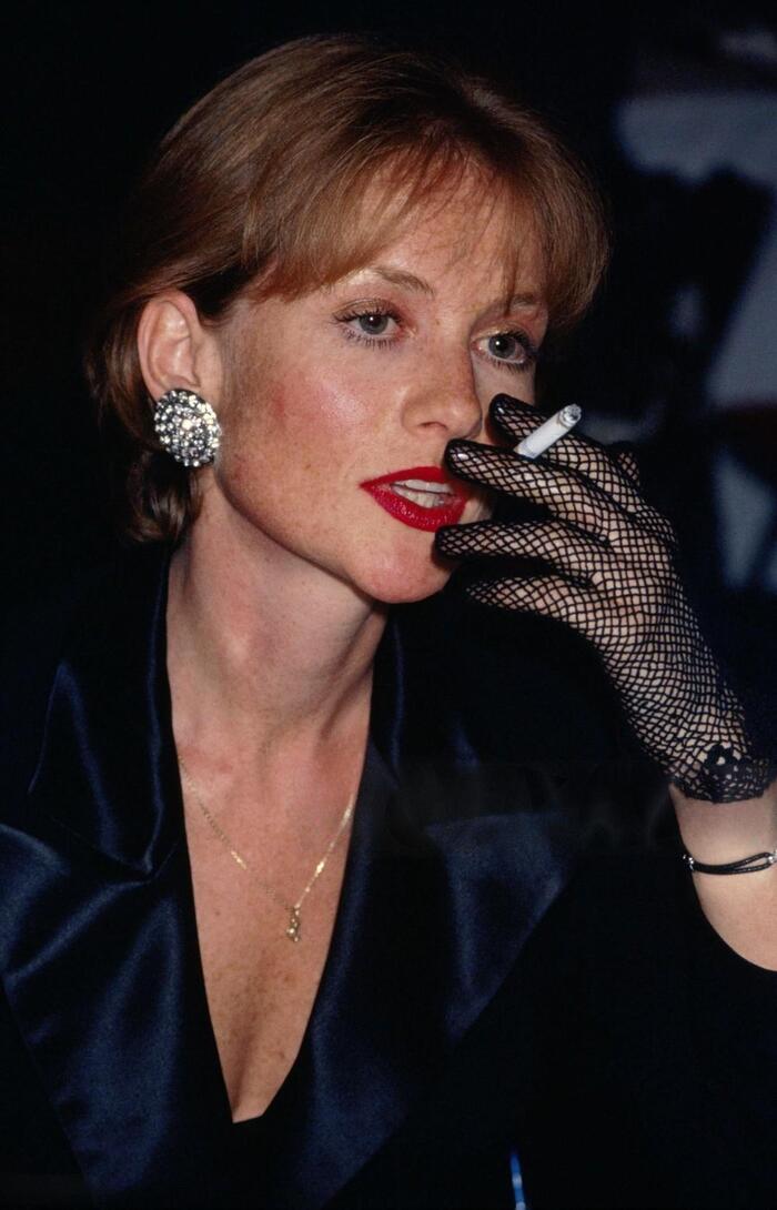 Изабель Юппер задумчиво курила