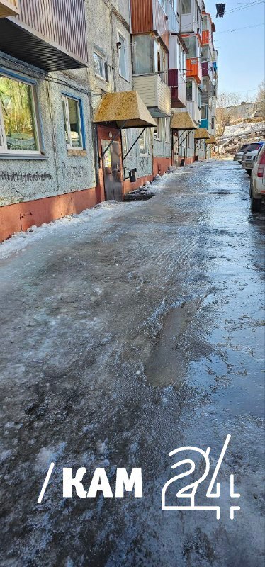 В СПб тоже гололед бывает, там тоже песочек сыпят?