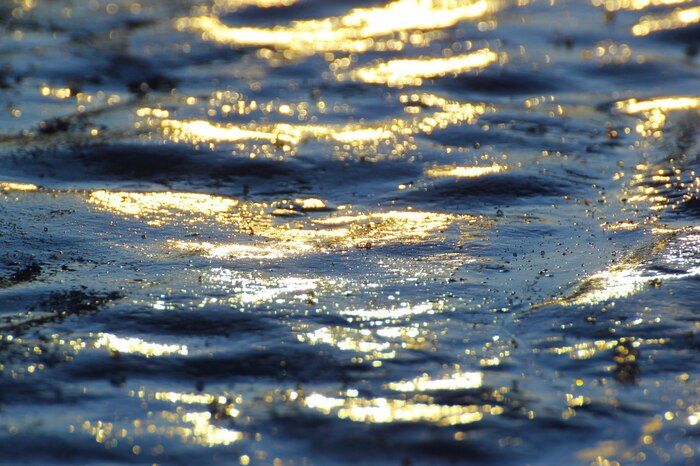 Лед на деревенском дворе, подсвеченный закатом, январь 2023