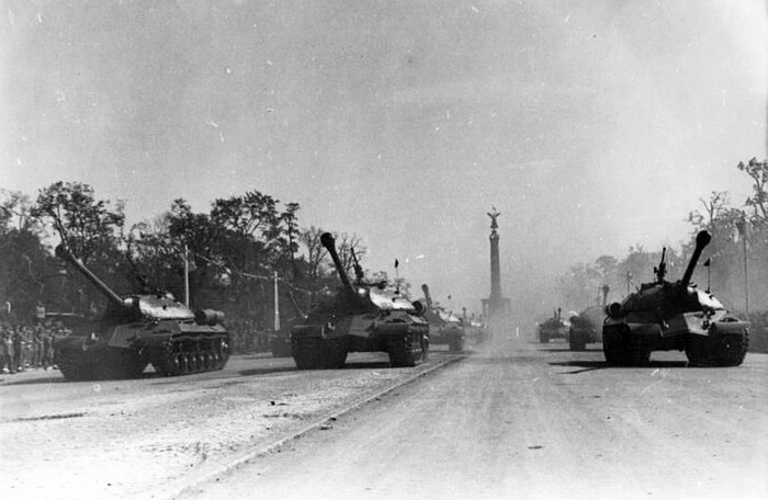 Колонна из 52 советских тяжелых танков ИС-3 из состава 2-й гвардейской танковой армии 1-го Белорусского фронта проходит по Шарлоттенбургскому шоссе, самому знаковому месту поверженного Берлина - в районе рейхстага и Бранденбургских ворот