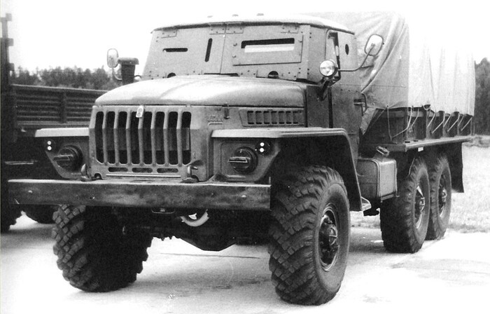 Грузовик «Урал-4320» с локальной бронезащитой конструкции 21 НИИИ на демонстрации 1992 года (архив 21 НИИЦ)