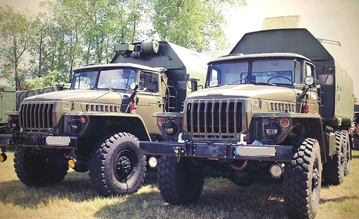 «Уралы-43203» с кузовами LAK-IIC (ГДР) с ремонтно-механическим оснащением (слева) и LAK-III с электростанцией