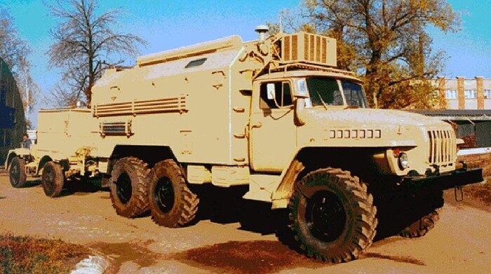 Комплексная аппаратная Р-330У подавления ультракоротковолновой связи в тропическом исполнении с прицепом-электростанцией