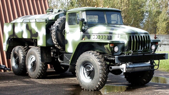 Модернизированный штатный топливомаслозаправщик АТМЗ-5-4320 на базе «Урал-4320». 1979 год