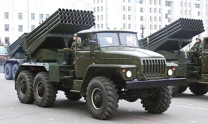 Известная система залпового огня БМ-21 «Град», переставленная на грузовик «Урал-4320» (фото А. Гуляева)