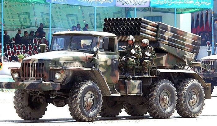 Боевая 40-зарядная установка БМ-21 «Град» на военном параде вооруженных сил Афганистана