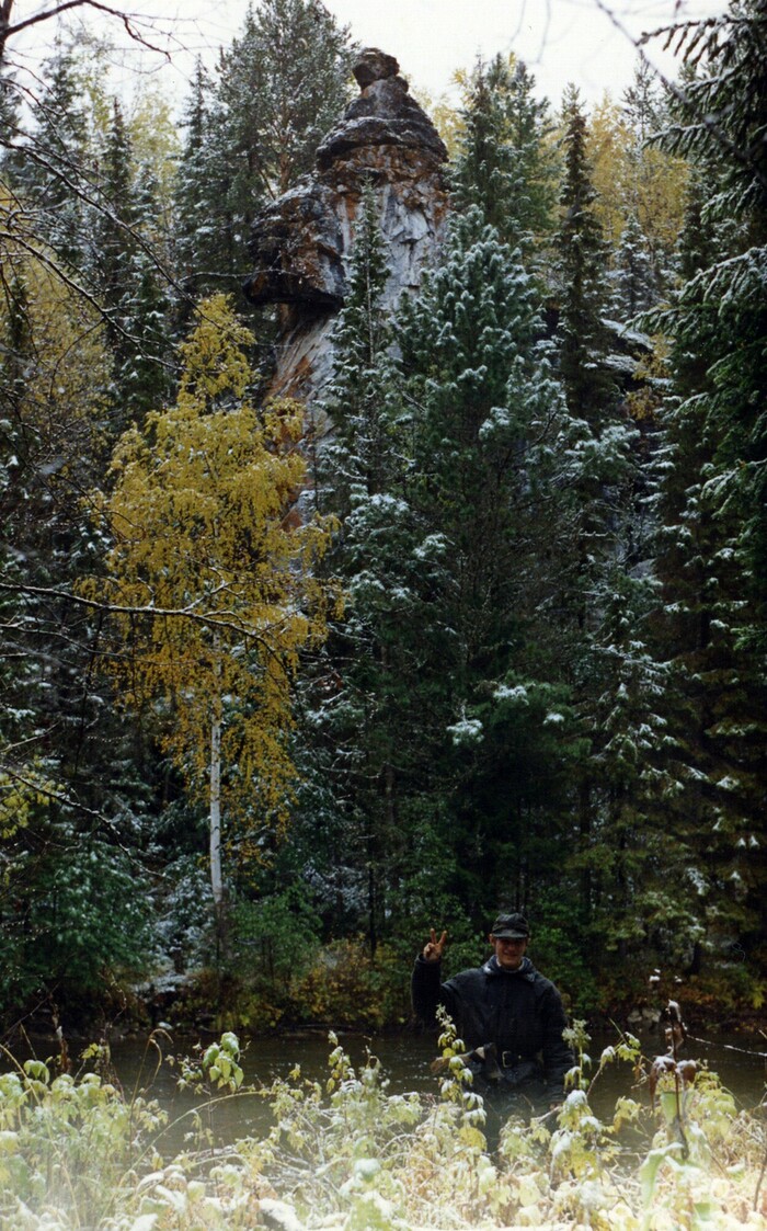 Скала Екатерина (обратите внимание на самую верхнюю часть), она же скала Орёл. Под этой самой скалой мы чуть было не утопли на резиновой лодке, когда вывозили вещи из лагеря.