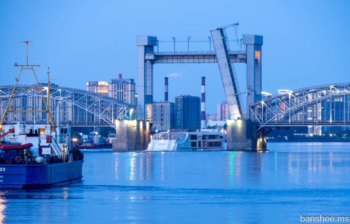 "Штандарт" проходит под Финляндским железнодорожным мостом.