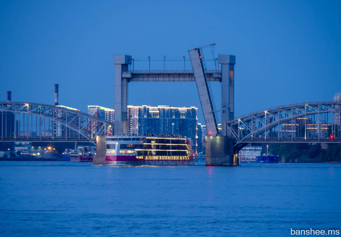 "Мустай Карим" проходит Финляндский мост.