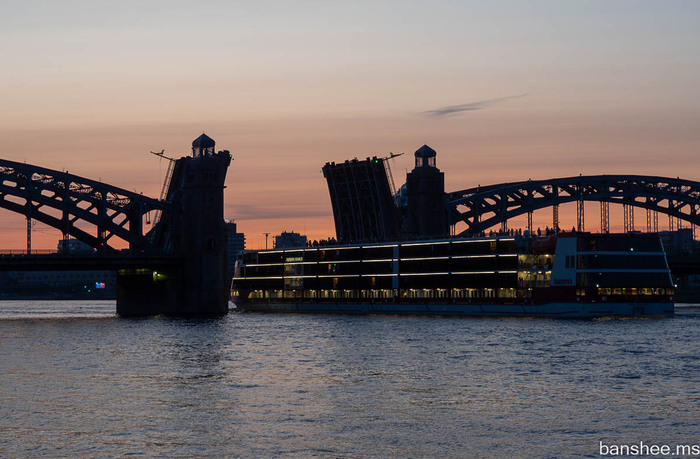 "Мустай Карим" проходит Большеохтинский мост.