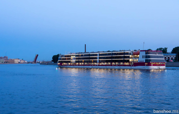 "Мустай Карим" на фоне Арсенальной набережной.