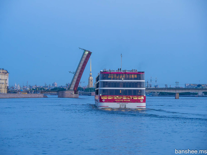 "Мустай Карим" на фоне Литейного моста и Петропавловской крепости.