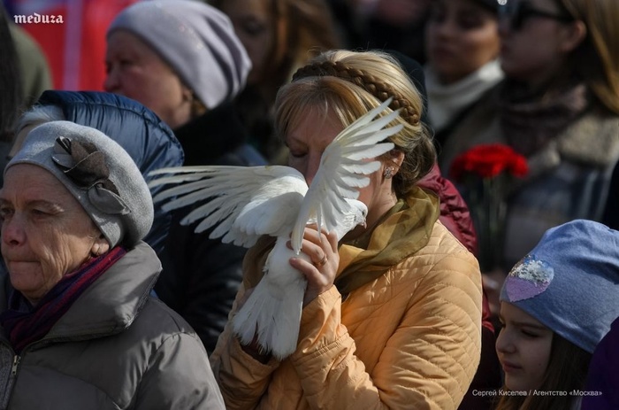 В траурной церемонии у "Крокус сити холла" приняли участие более 130 дипмиссий,в том числе из "недружественных" стран Политика, ТАСС, Теракт в Крокус Сити Холл, Длиннопост, Возложение цветов, Траур