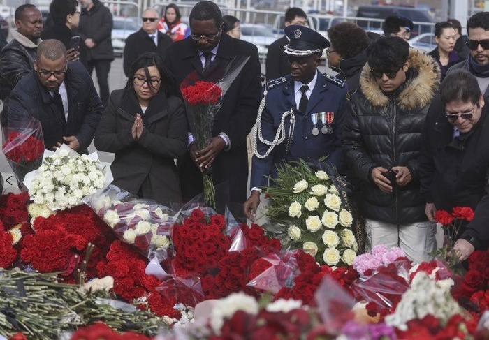 В траурной церемонии у "Крокус сити холла" приняли участие более 130 дипмиссий,в том числе из "недружественных" стран Политика, ТАСС, Теракт в Крокус Сити Холл, Длиннопост, Возложение цветов, Траур