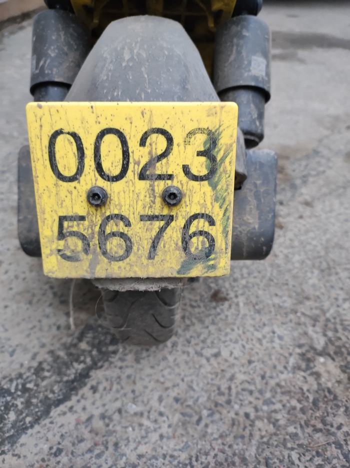 Самокат около парадной Яндекс GO, Яндекс, Длиннопост