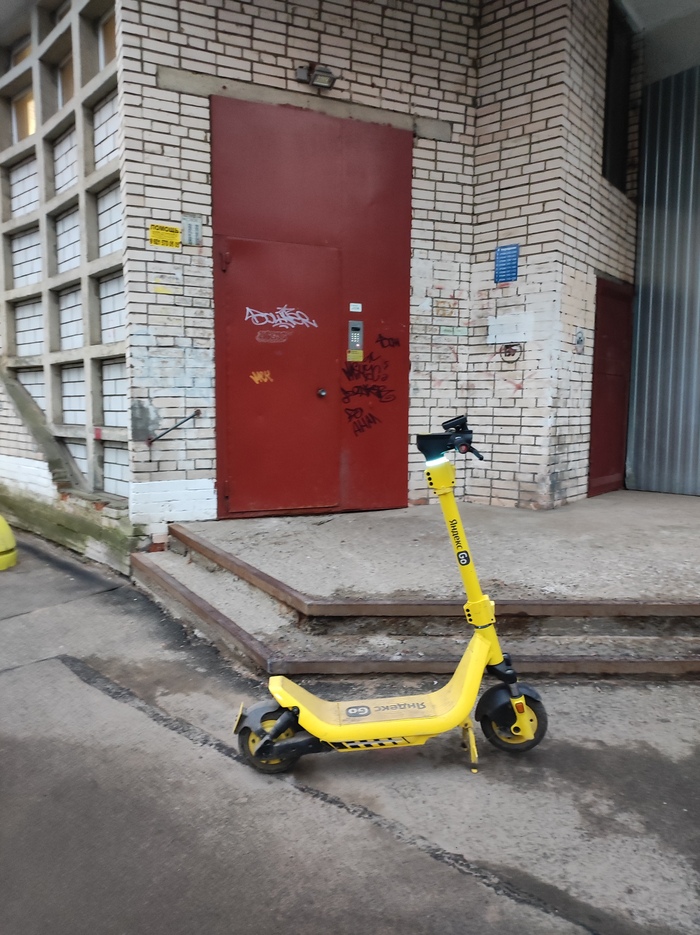 Самокат около парадной Яндекс GO, Яндекс, Длиннопост