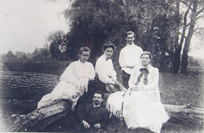      ( )  ,    ( ),   ( )  .     , 1904  1905 .