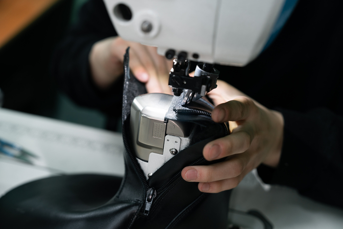 Заготовки перемещают к колодкам