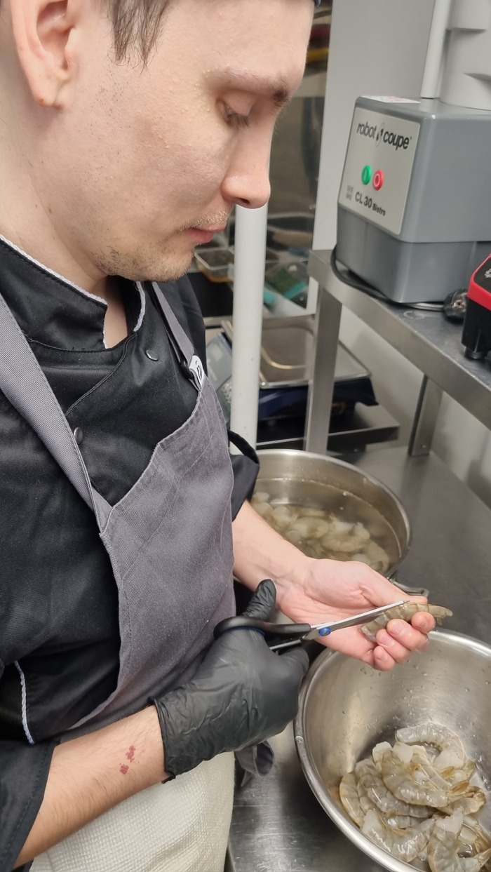 Я чищу креветки