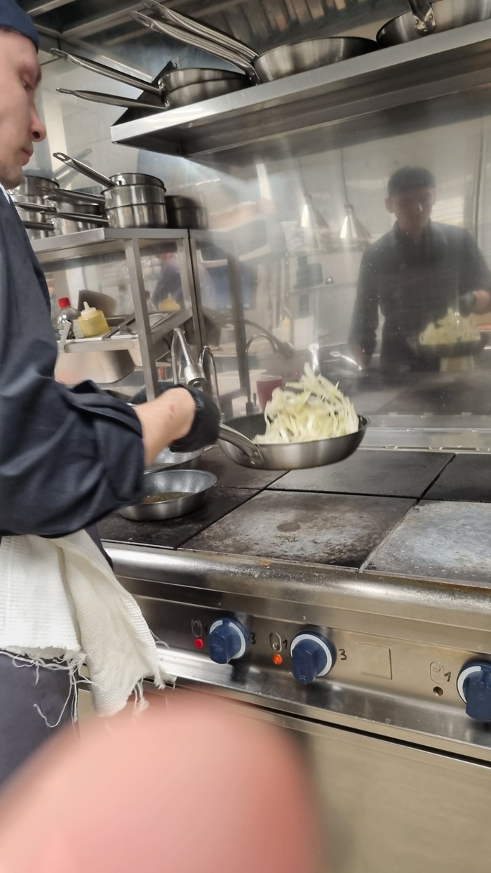 Я пассирую лук для супчика (тут я уже умел подкидывать на сковородке)