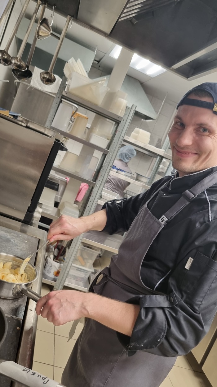 Готовлю Мак энд чиз с томленой свининой для гостей.